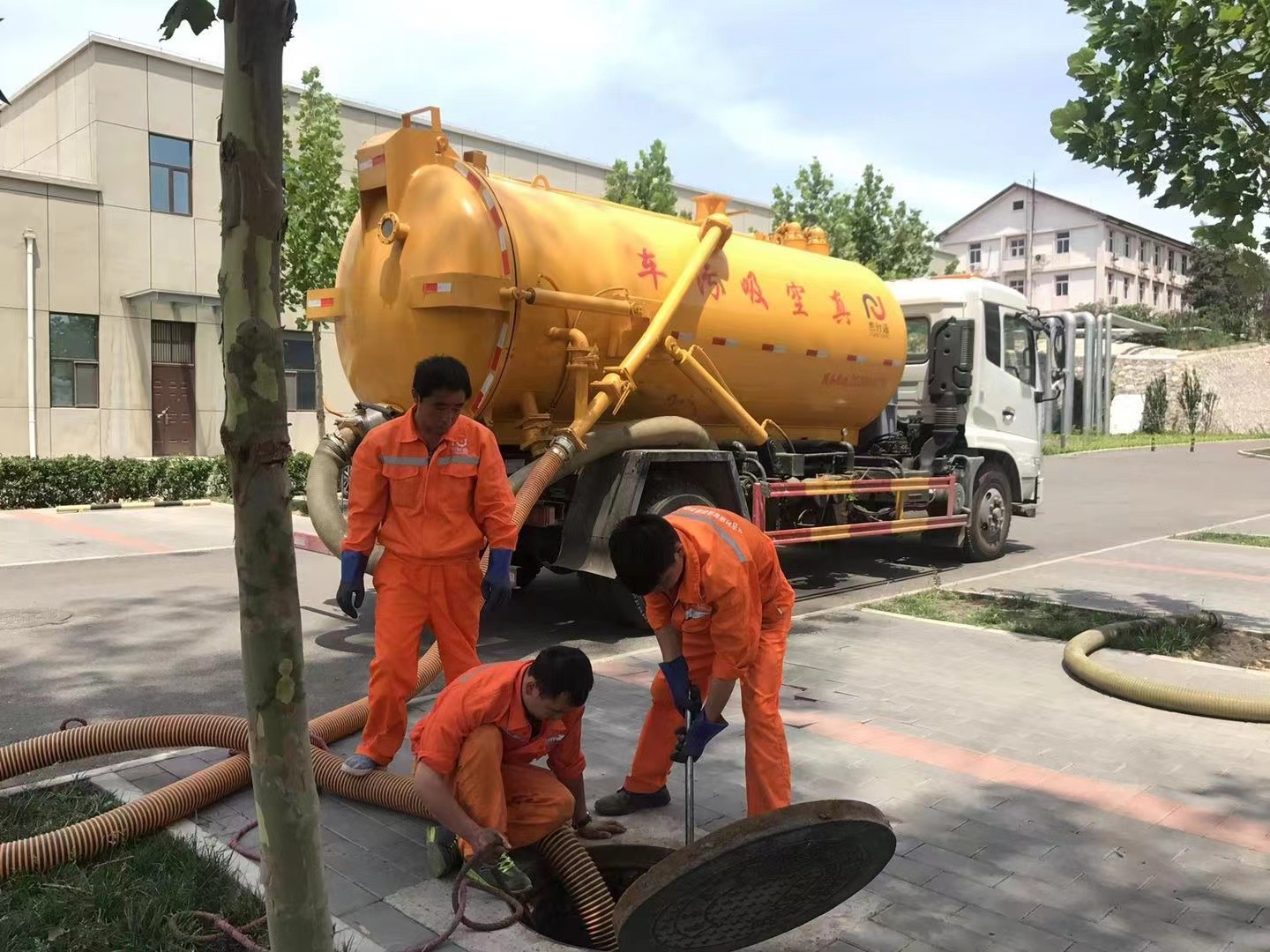 谷城管道疏通车停在窨井附近