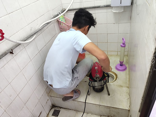 谷城管道堵塞冒臭气 专业师傅现场解决问题