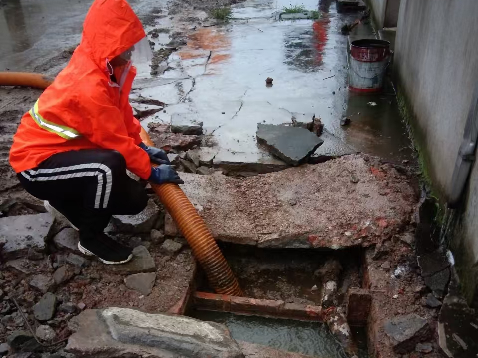 谷城专业清理污水池 炜誉市政以规范流程守护城市 “肠道”